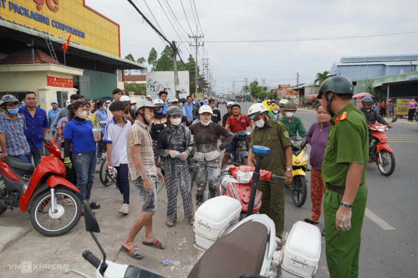 mưa bột mì ở lễ hội làm chay dù bị cấm - 6