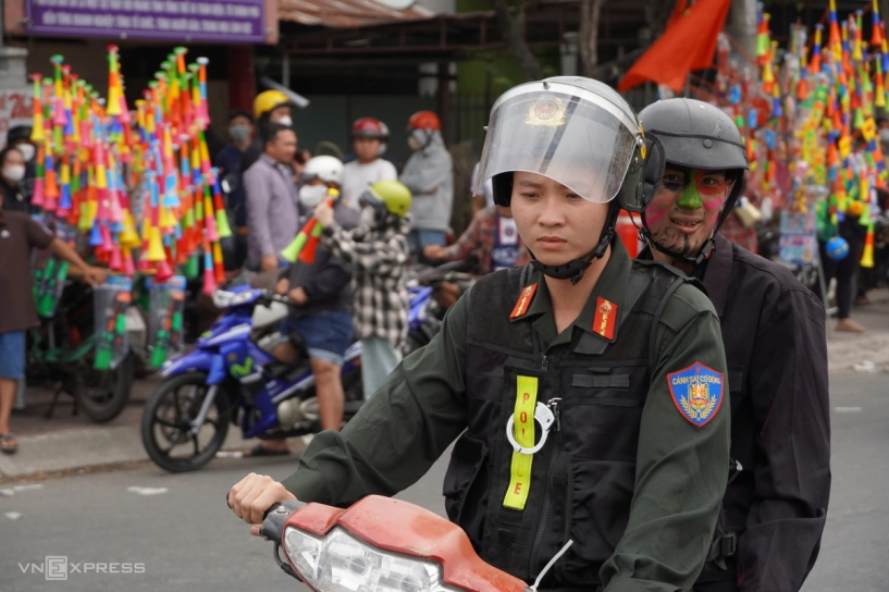 mưa bột mì ở lễ hội làm chay dù bị cấm - 8