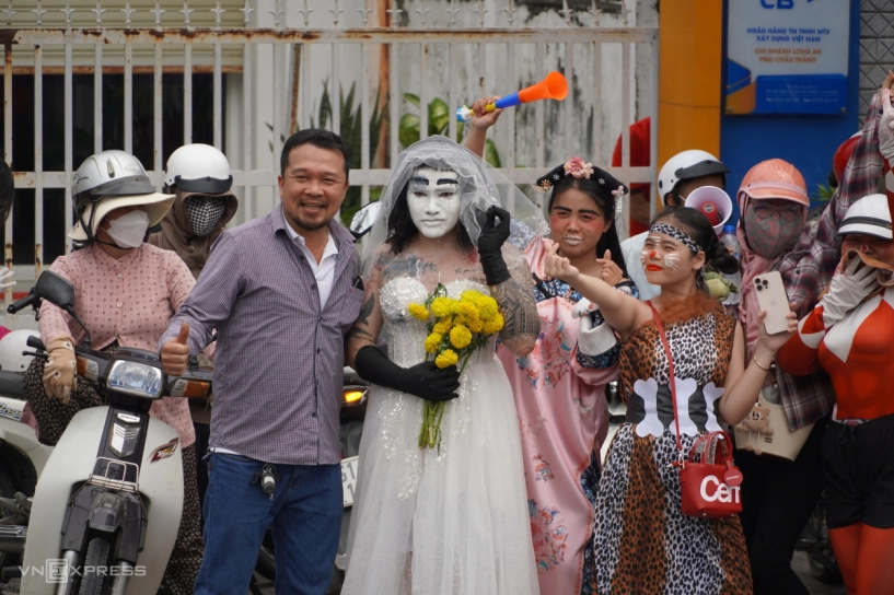 mưa bột mì ở lễ hội làm chay dù bị cấm - 9