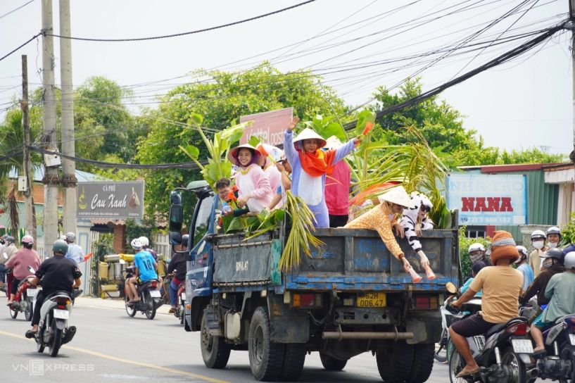 mưa bột mì ở lễ hội làm chay dù bị cấm - 10