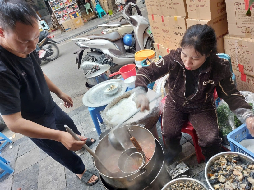 Mùa đông đi ăn bún ốc nổi tiếng ở phố nguyễn siêu - 9