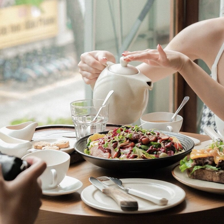 Mùa thu rồi đi ăn bánh uống trà thôi điểm danh 5 tiệm trà bánh hot nhất hà nội hiện nay lúc nào cũng đông kín khách - 4