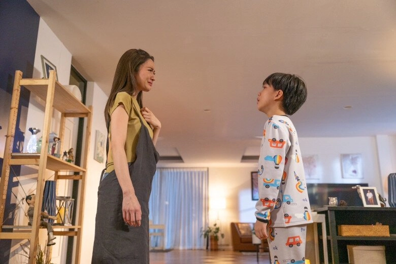 Mừng rỡ khi thấy chồng cũ chủ động đưa con đi chơi lúc về anh nói 6 từ khiến tôi lặng người - 2