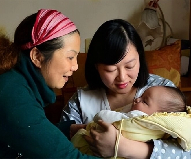 Mừng rỡ vì được con dâu tặng vòng vàng nhưng nghe câu nói đùa của con tôi lặng lẽ về quê - 1