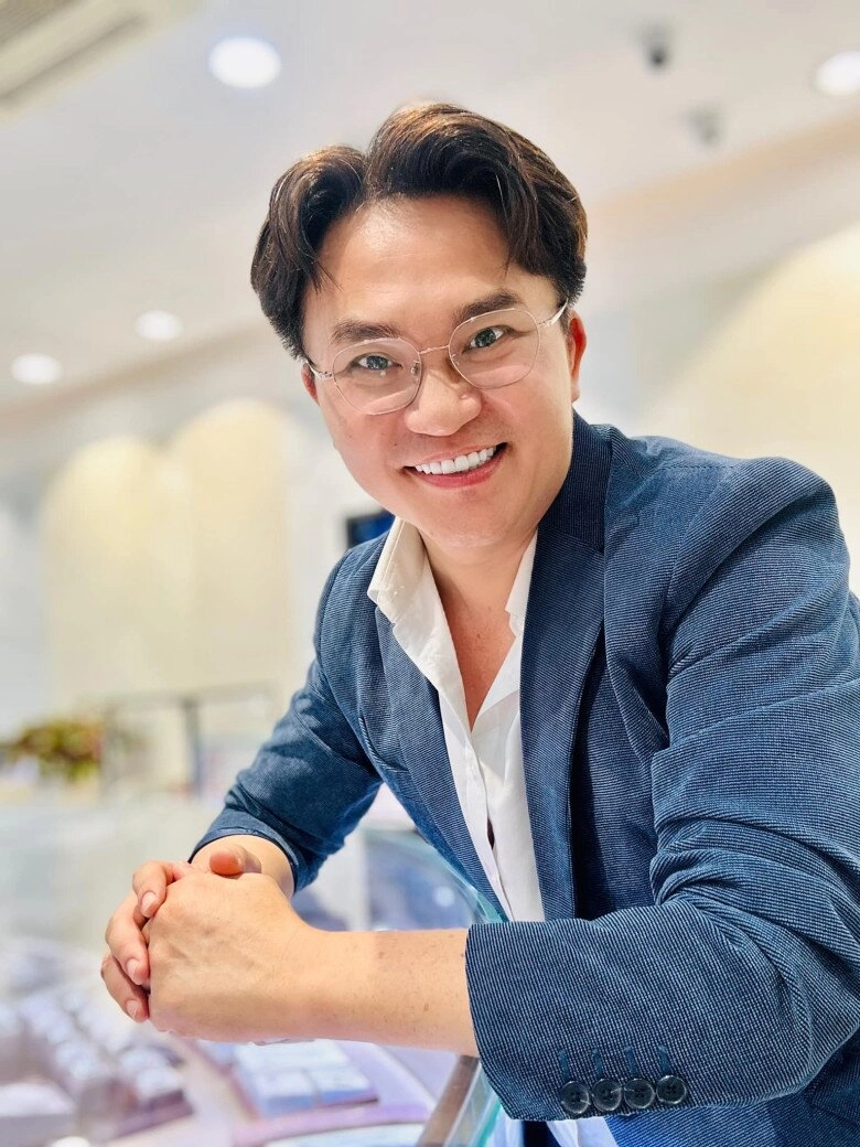 Nam mc giàu nhất việt nam được nhật kim anh chuyển thẳng 800 triệu tiền từ thiện tới làng nủ trao tận tay bà con - 1
