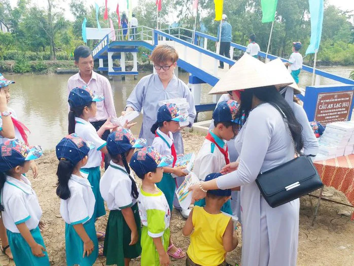 Nam mc giàu nhất việt nam được nhật kim anh chuyển thẳng 800 triệu tiền từ thiện tới làng nủ trao tận tay bà con - 4