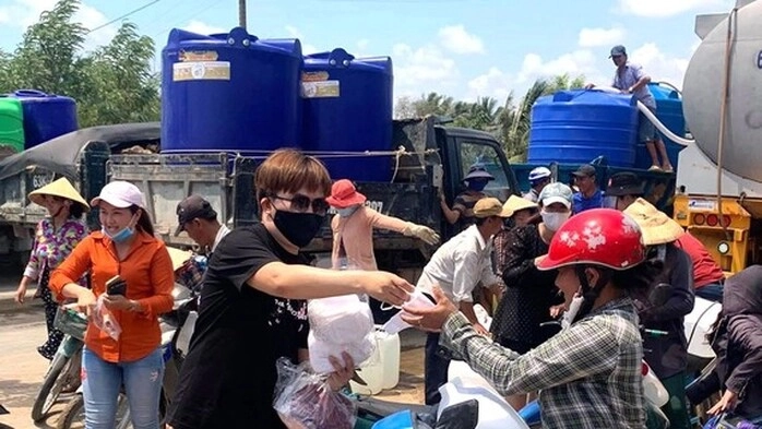 Nam mc giàu nhất việt nam được nhật kim anh chuyển thẳng 800 triệu tiền từ thiện tới làng nủ trao tận tay bà con - 5