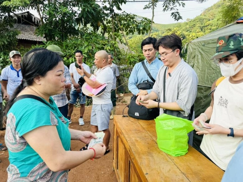 Nam mc giàu nhất việt nam được nhật kim anh chuyển thẳng 800 triệu tiền từ thiện tới làng nủ trao tận tay bà con - 7