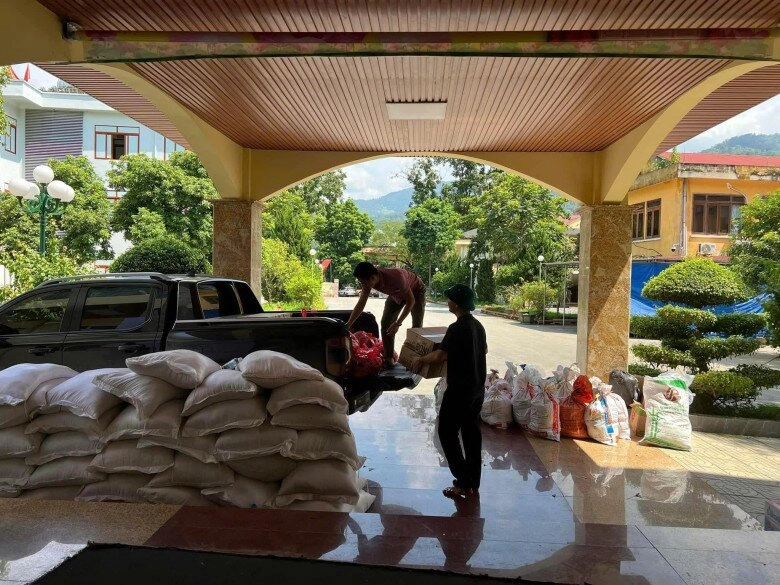 Nam mc giàu nhất việt nam được nhật kim anh chuyển thẳng 800 triệu tiền từ thiện tới làng nủ trao tận tay bà con - 11