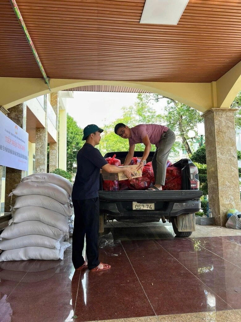 Nam mc giàu nhất việt nam được nhật kim anh chuyển thẳng 800 triệu tiền từ thiện tới làng nủ trao tận tay bà con - 12