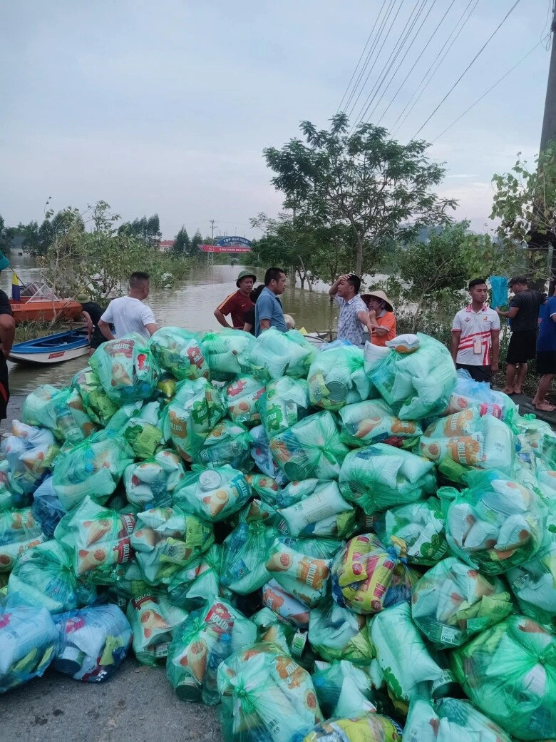 Nam mc giàu nhất việt nam được nhật kim anh chuyển thẳng 800 triệu tiền từ thiện tới làng nủ trao tận tay bà con - 13