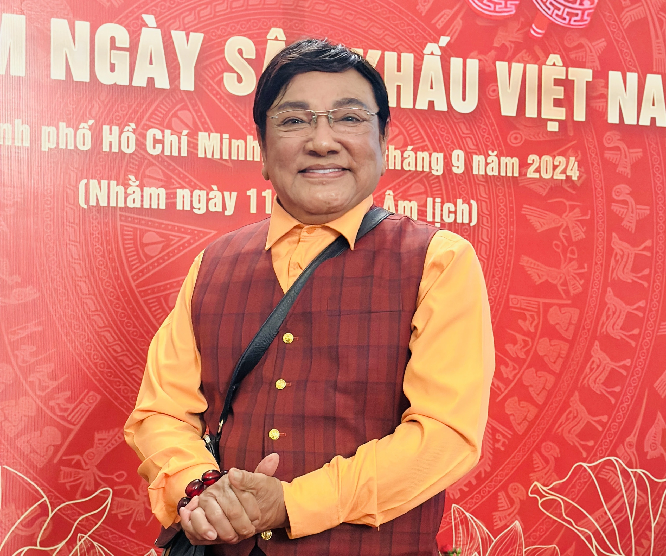 Nam nsưt tiền nhiều tới mức nhét bao tải giờ u80 được người đẹp kém 22 tuổi chăm sóc tóc đen như thời trai tráng - 7