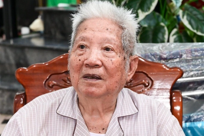 Nam nsưt trải qua nỗi đau mất 3 người con trong rừng 2 vợ chồng sống nương tựa vào nhau ở tuổi u90 - 4