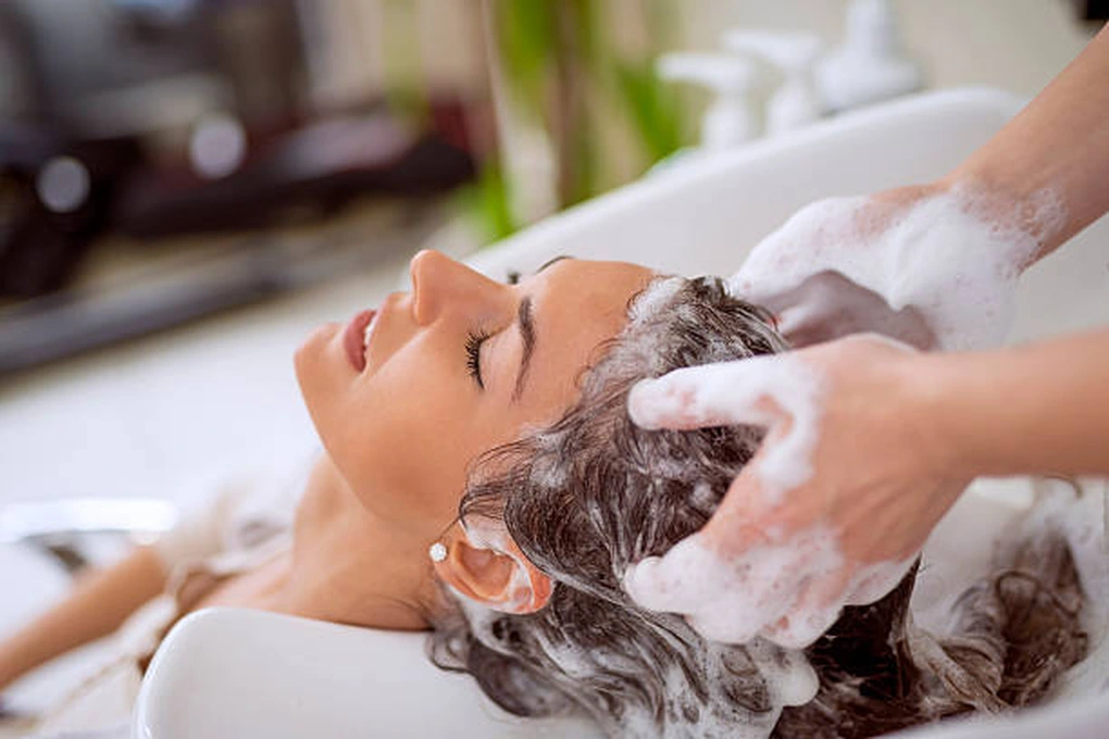 Nên gội đầu buổi sáng hay tối để giảm gãy rụng tóc vào mùa thu 6 điều nên làm để giữ được tóc dày mượt - 4