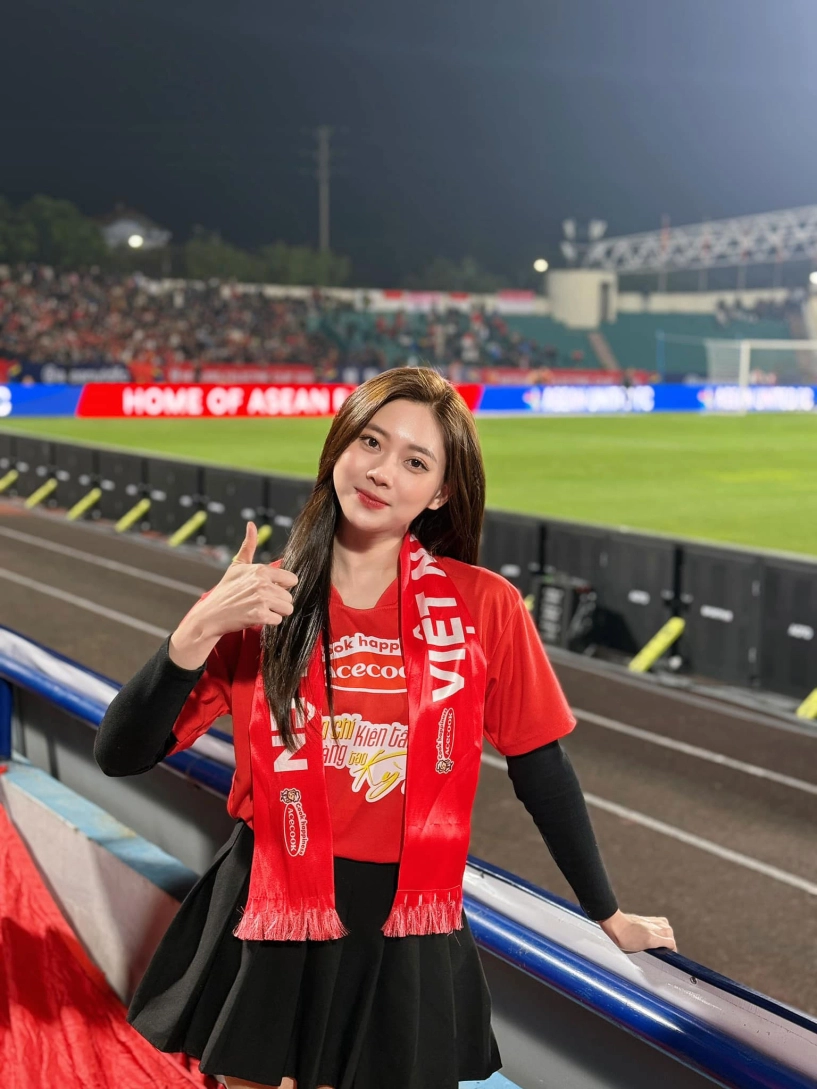 Ngắm bóng hồng xinh đẹp trên khán đài aff cup 2024 - mc huyền trang - 1