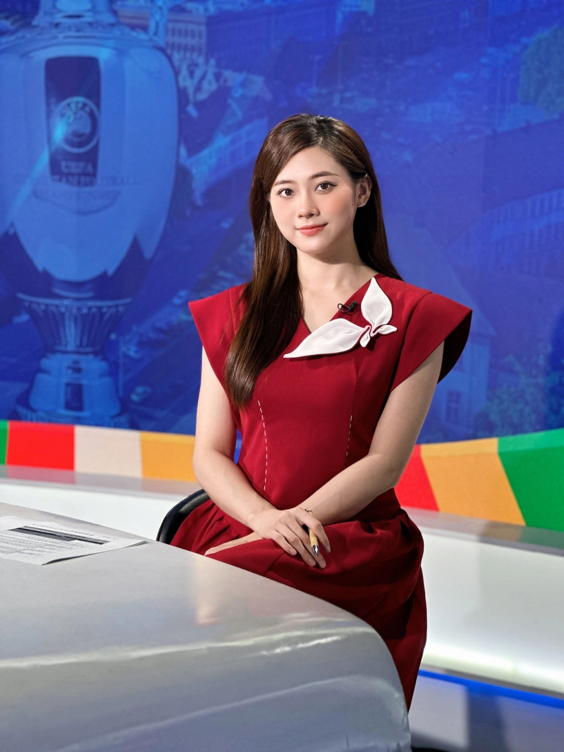 Ngắm bóng hồng xinh đẹp trên khán đài aff cup 2024 - mc huyền trang - 3