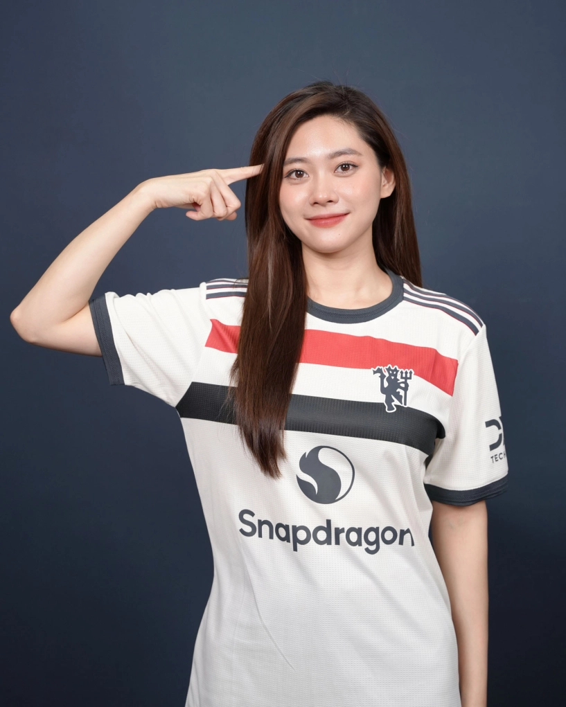 Ngắm bóng hồng xinh đẹp trên khán đài aff cup 2024 - mc huyền trang - 6