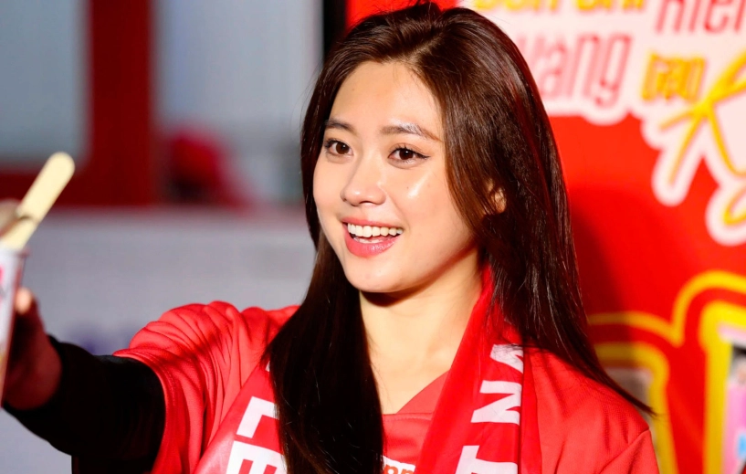 Ngắm bóng hồng xinh đẹp trên khán đài aff cup 2024 - mc huyền trang - 7