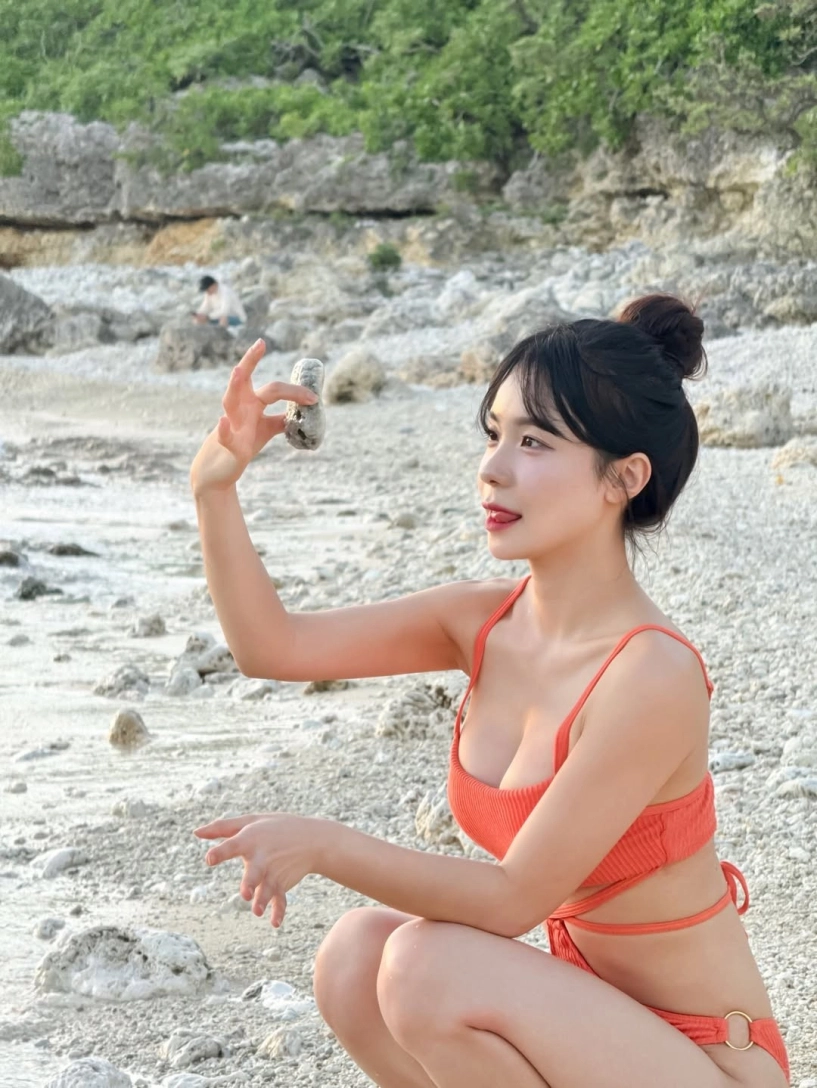 Ngắm nữ thần cổ vũ khoe dáng nét căng với bikini trên biển - 3