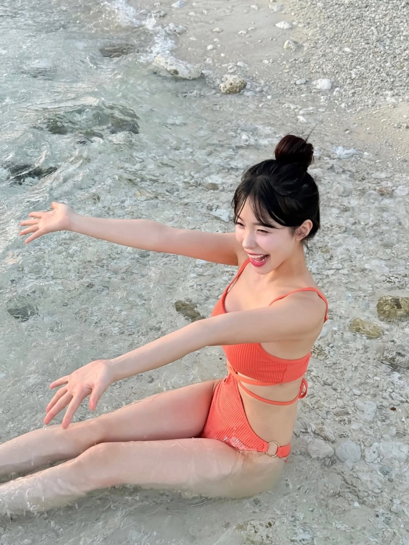 Ngắm nữ thần cổ vũ khoe dáng nét căng với bikini trên biển - 5