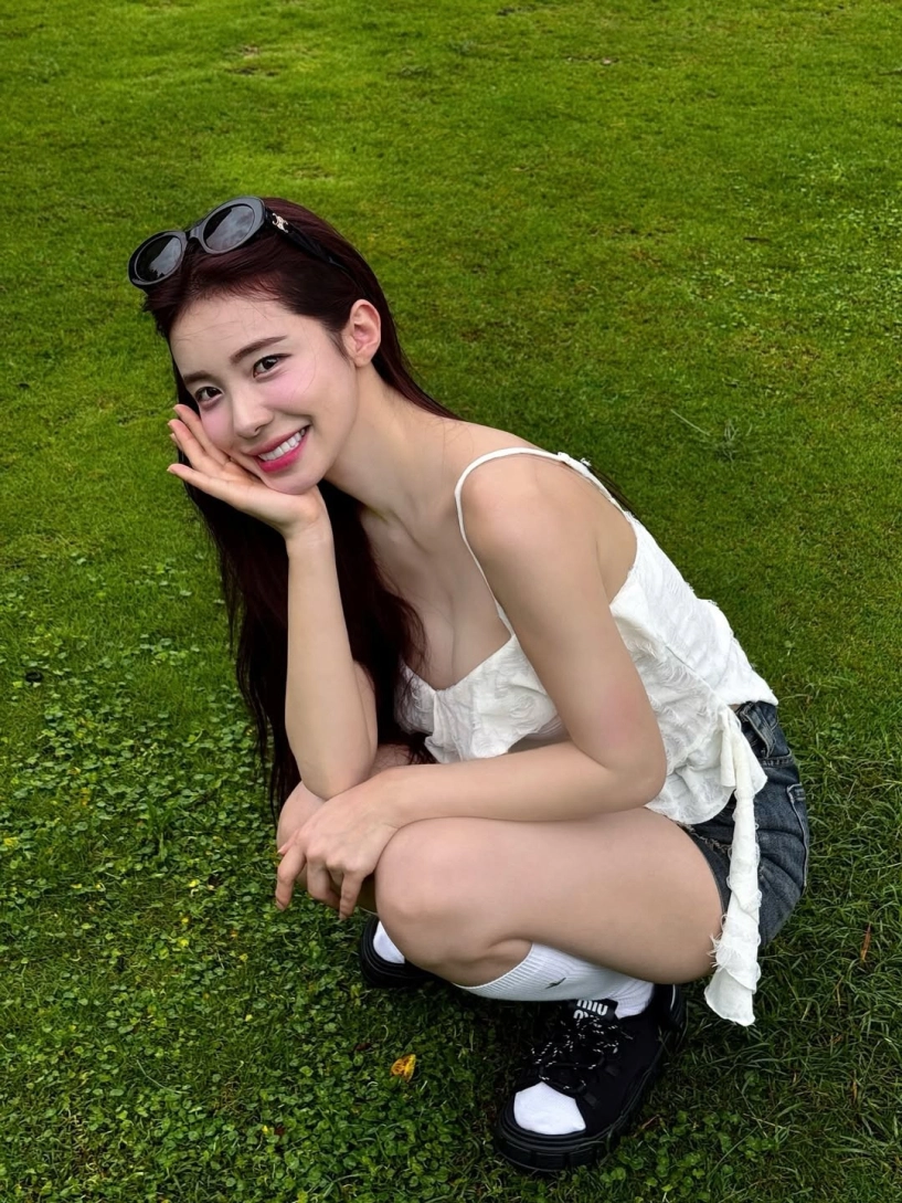 Ngắm nữ thần cổ vũ khoe dáng nét căng với bikini trên biển - 9