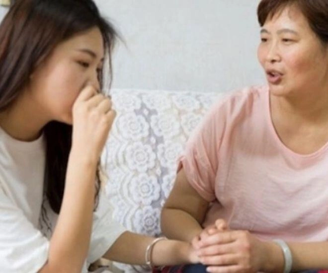 Ngày mẹ chồng nhập viện tôi trả 100 triệu tiền viện phí chồng tôi thầm xin lỗi mẹ vợ - 1