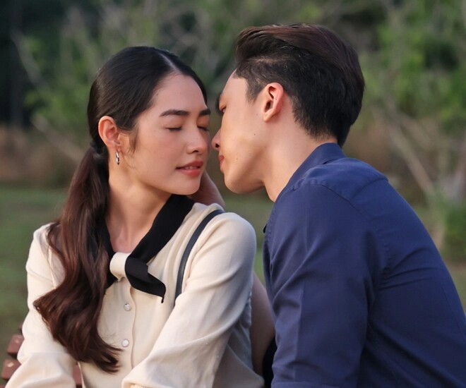 Ngày tôi tái hôn chồng cũ không mời mà đến nhìn món quà anh tặng mà tôi rơi nước mắt - 1