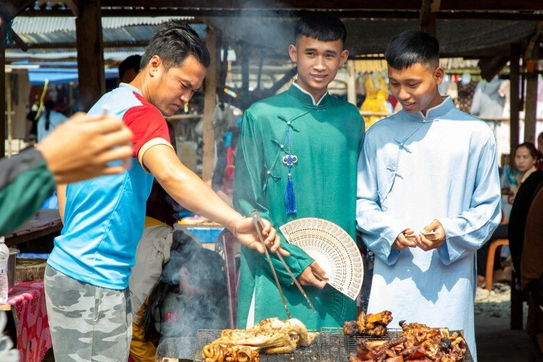 Nghệ an có phiên chợ nằm giữa biên giới ai cũng tò mò tìm đến chơi bán đủ món đặc sản 2 nước lào - việt - 4