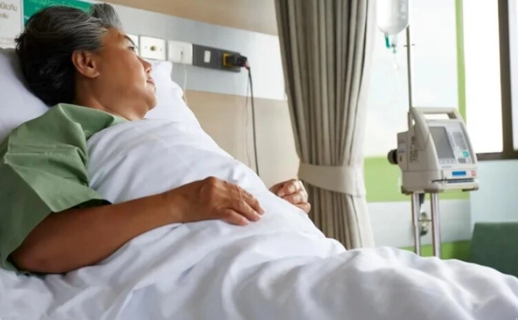 Nghe cách chị giúp việc nói với bố chồng qua camera tôi lén vào phòng chị lấy đi một thứ - 2