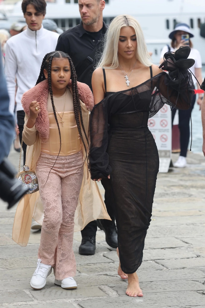 Ngoại hình con gái 12 tuổi của tỷ phú kim kardashian - 17