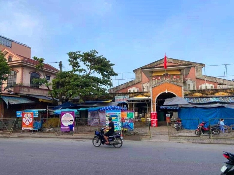 Ngôi chợ gắn liền với địa danh nổi tiếng bậc nhất xứ huế nay là thiên đường ẩm thực siêu hấp dẫn du khách - 1
