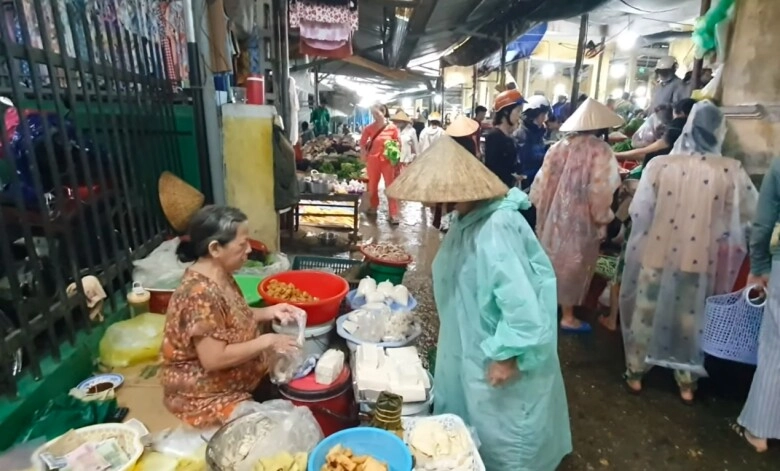 Ngôi chợ gắn liền với địa danh nổi tiếng bậc nhất xứ huế nay là thiên đường ẩm thực siêu hấp dẫn du khách - 4