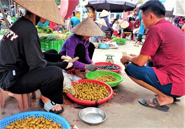 Ngôi chợ hơn trăm tuổi giữa lòng bắc giang lúc nào cũng sầm uất nằm sát nơi được công nhận là di tích lịch sử quốc gia - 4