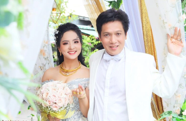 Ngôi sao cải lương u60 đợi vợ tốt nghiệp đại học mới hỏi cưới giờ dắt con ra đường toàn bị nhầm là dắt cháu - 3