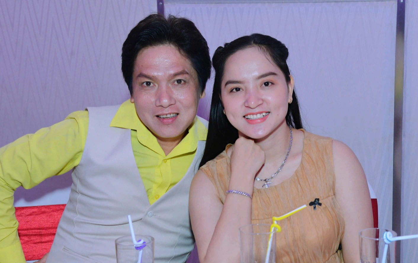 Ngôi sao cải lương u60 đợi vợ tốt nghiệp đại học mới hỏi cưới giờ dắt con ra đường toàn bị nhầm là dắt cháu - 7