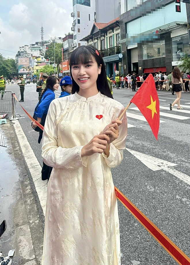 Người đẹp được khen xinh nhất nhì khối vỉa hè xem diễu hành lấy chồng cao 184m được bố mẹ yêu chiều - 2
