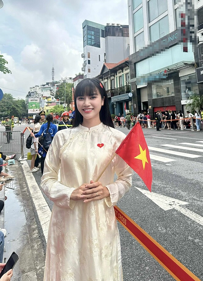 Người đẹp được khen xinh nhất nhì khối vỉa hè xem diễu hành lấy chồng cao 184m được bố mẹ yêu chiều - 3