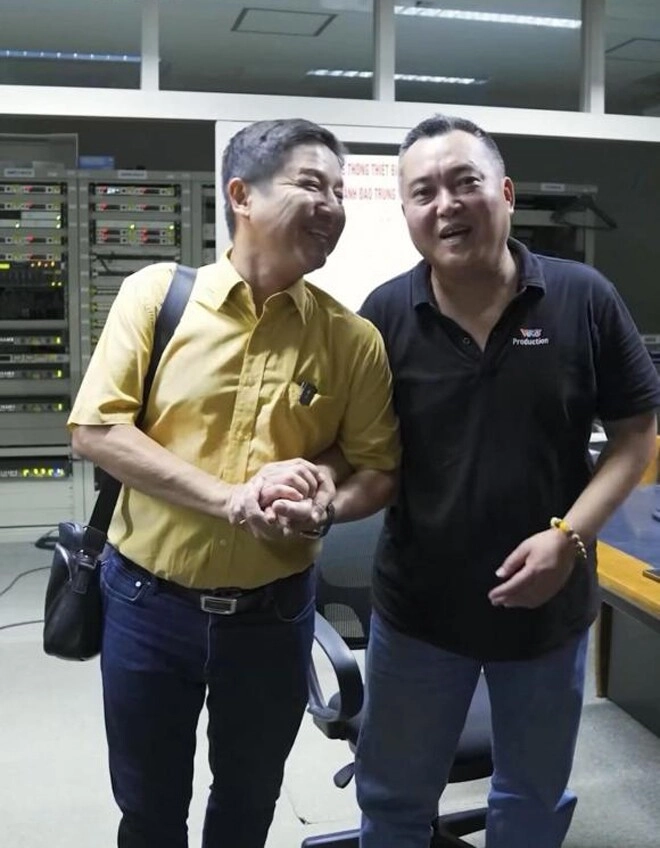 Người em chén chú chén anh bên chí trung là mc quyền lực vtv nhan sắc phát triển nên bị nhầm là xe ôm - 3