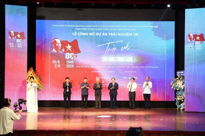 Người người xếp hàng cả ngày để được ngược thời gian trở về thời khắc thiêng liêng của đất nước - 1