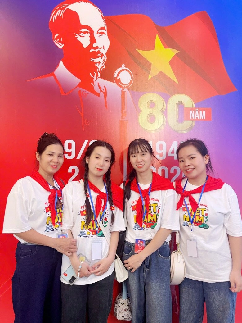 Người người xếp hàng cả ngày để được ngược thời gian trở về thời khắc thiêng liêng của đất nước - 8