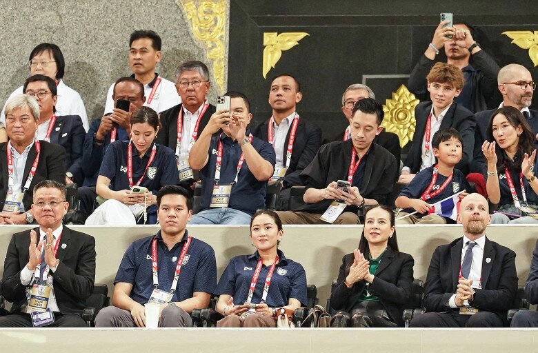 Người phụ nữ thái lan chiếm spotlight với nhan sắc đẹp đỉnh trên khán đài trận chung kết việt nam - thái lan - 2