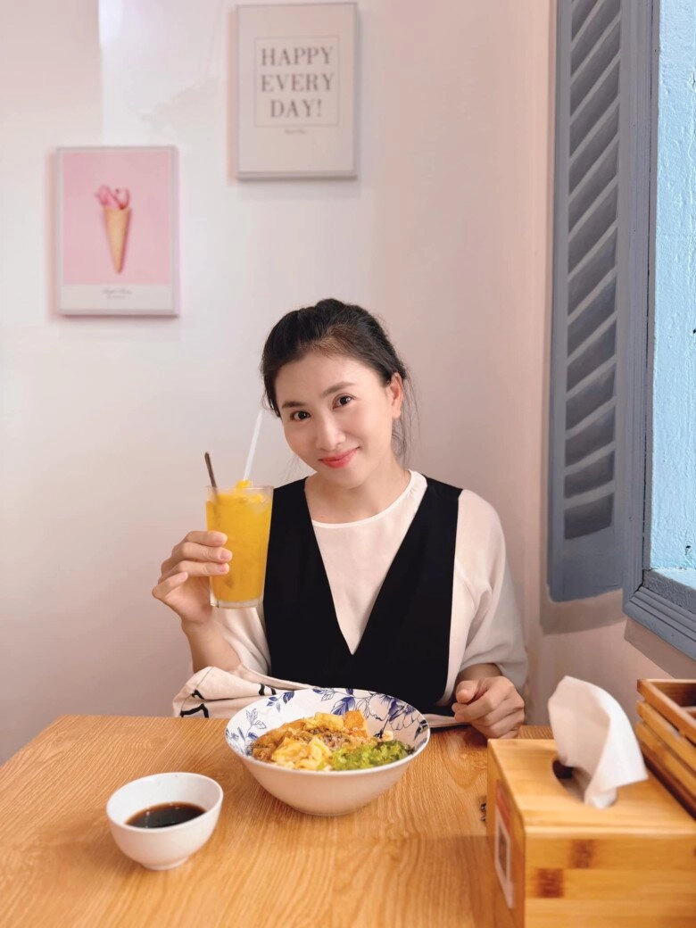 Người qua đường bắt gặp nguyệt ánh cổng mặt trời đang bán bún thần sắc mệt mỏi khác xa hình ảnh long lanh thường thấy - 4