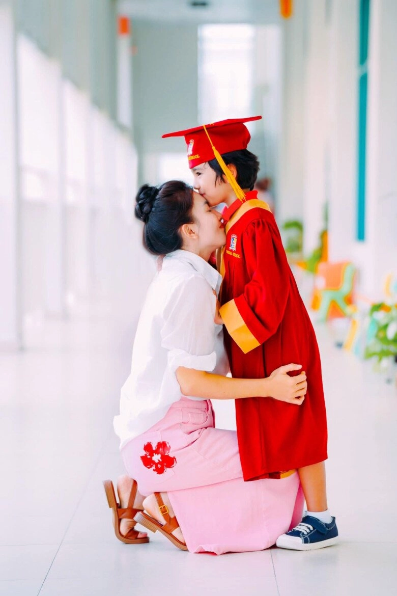 Người qua đường bắt gặp nguyệt ánh cổng mặt trời đang bán bún thần sắc mệt mỏi khác xa hình ảnh long lanh thường thấy - 9