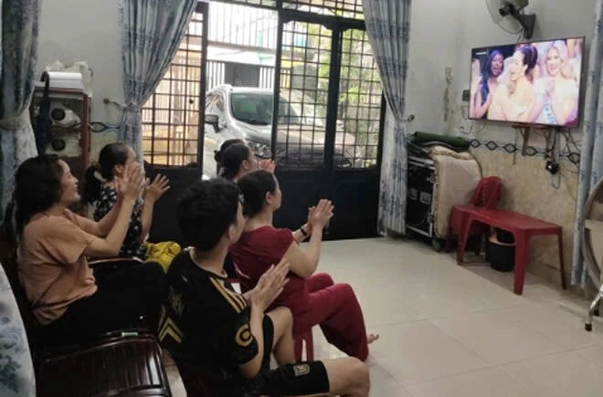 Nhà ở quê của 3 người đẹp gốc đà nẵng thanh thủy treo giấy khen khắp tường mỹ tâm thích nấu bánh tét ngay cửa - 4