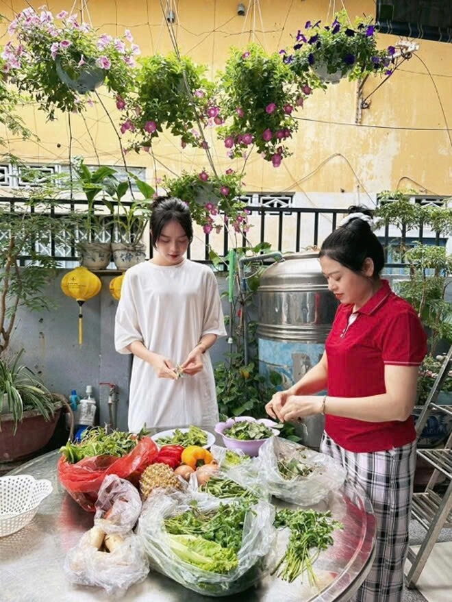 Nhà ở quê của 3 người đẹp gốc đà nẵng thanh thủy treo giấy khen khắp tường mỹ tâm thích nấu bánh tét ngay cửa - 8