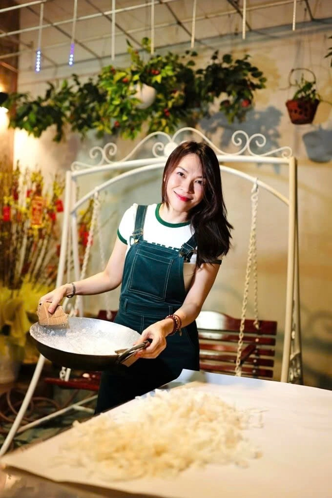 Nhà ở quê của 3 người đẹp gốc đà nẵng thanh thủy treo giấy khen khắp tường mỹ tâm thích nấu bánh tét ngay cửa - 12