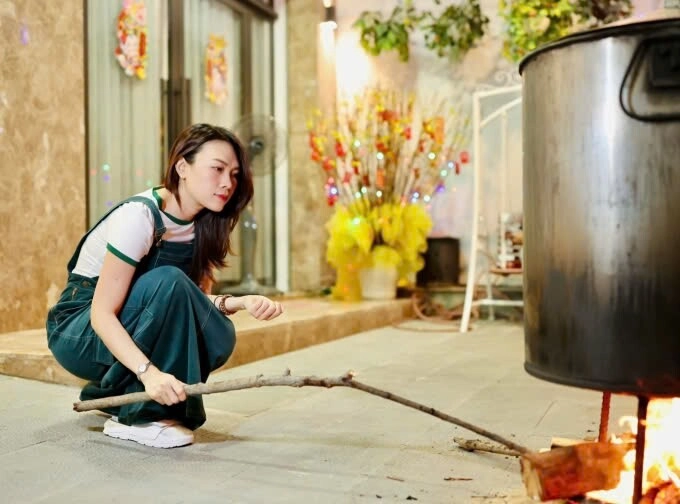 Nhà ở quê của 3 người đẹp gốc đà nẵng thanh thủy treo giấy khen khắp tường mỹ tâm thích nấu bánh tét ngay cửa - 13