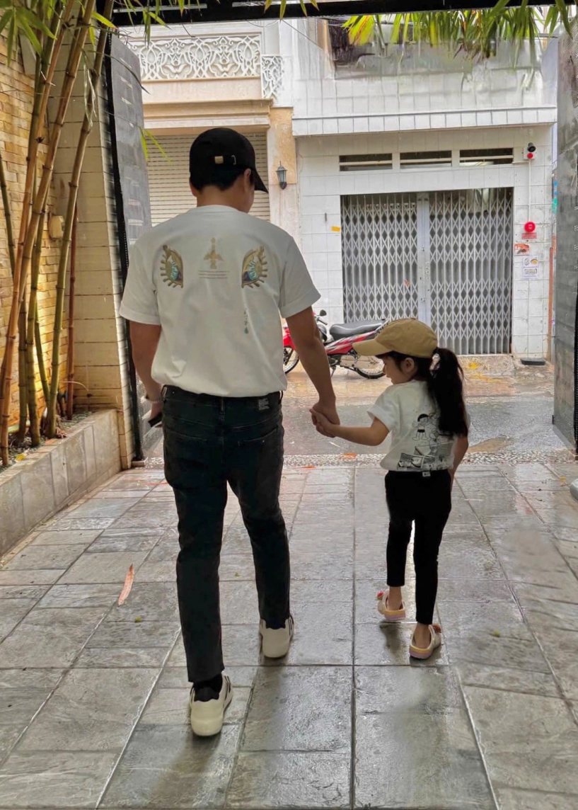 Nhã phương hạnh phúc vì đi làm về có chồng con ra sân bay đón bé destiny có dáng đi giống hệt trường giang - 5