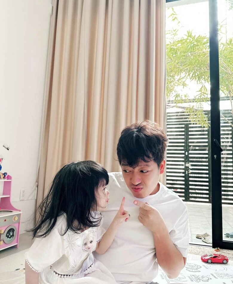 Nhã phương hạnh phúc vì đi làm về có chồng con ra sân bay đón bé destiny có dáng đi giống hệt trường giang - 7