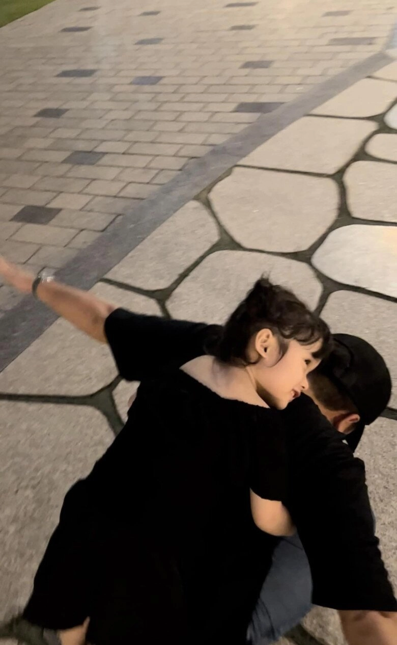 Nhã phương hạnh phúc vì đi làm về có chồng con ra sân bay đón bé destiny có dáng đi giống hệt trường giang - 8